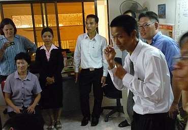 Yongyut Borrisut speaking to Cambodia deaf group