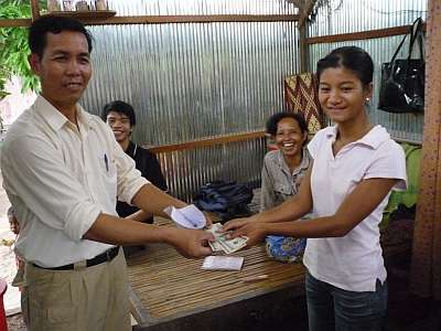 Hong Kimhak turning over grant money to Huoy