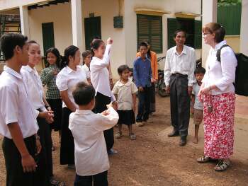 Riikka talking with deaf students at Krousar Thmey